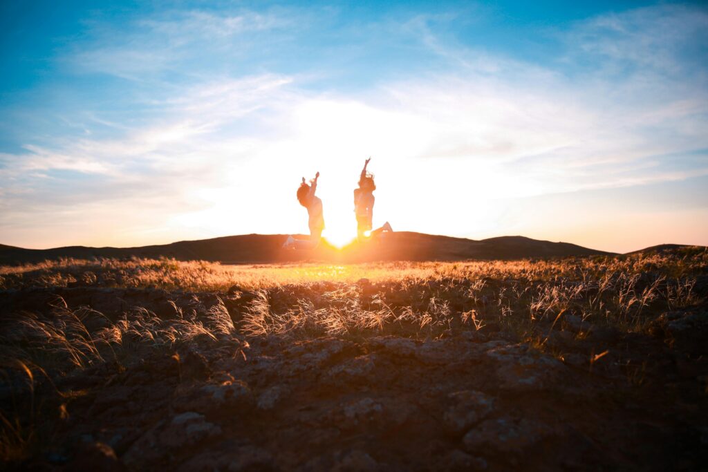 sisters-women-jumping